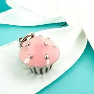TIFFANY & Co. cupcakeシルバー&エナメルチャーム Tiffany & Co. Cupcake Charms in Sterling Silver | myGemma